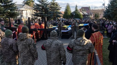 В Ужгороді попрощалися з трьома полеглими захисниками України В Ужгороді попрощалися з трьома полеглими захисниками України