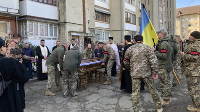 "Він міг стати видатним музикантом". На Франківщині попрощалися з військовослужбовцем Русланом Якібчуком "Він міг стати видатним музикантом". На Франківщині попрощалися з військовослужбовцем Русланом Якібчуком