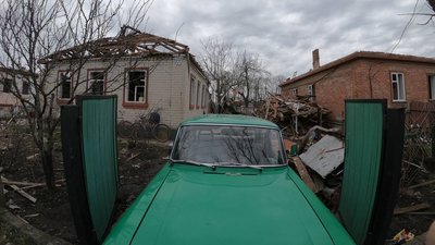 Латають дахи або ж готують будинки до знесення Латають дахи або ж готують будинки до знесення