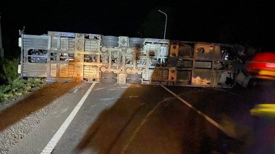 Автовоз, який перегородив дорогу Автовоз, який перегородив дорогу