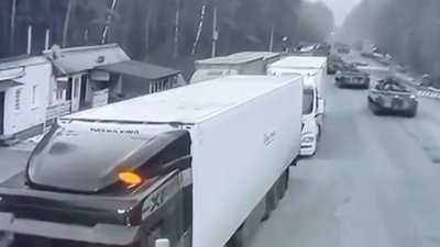 Ворожі танки перетинають кордон України. Пункт пропуску Сеньківка. Ворожі танки перетинають кордон України. Пункт пропуску Сеньківка.