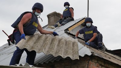 У бронежилетах – на даху. Як рівненські рятувальники відбудовують Донбас