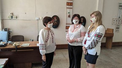 Працівниці тернопільського музею прийшли на роботу у вишиваних масках Працівниці тернопільського музею прийшли на роботу у вишиваних масках