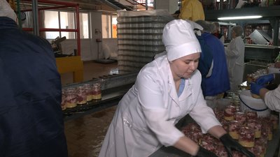 У Рівному на підприємстві почали виготовляти консерви для ЗСУ та переселенців
