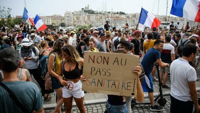 У Франції спалахнули чергові протести проти COVID-обмежень У Франції спалахнули чергові протести проти COVID-обмежень