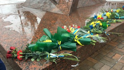 "Не дарма наш син віддав життя за майбутнє України". У Сумах вшанували загиблих під час Революції гідності та захисників "Не дарма наш син віддав життя за майбутнє України". У Сумах вшанували загиблих під час Революції гідності та захисників