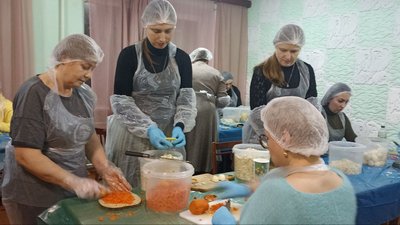 Тонну олів'є приготували та відправили на фронт для воїнів ЗСУ житомирські волонтери Тонну олів'є приготували та відправили на фронт для воїнів ЗСУ житомирські волонтери