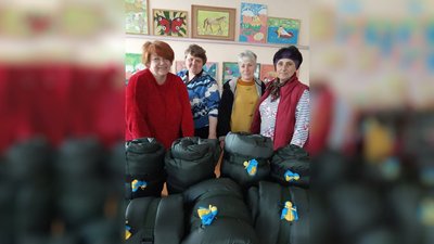 У Новоархангельському будинку дитячої та юнацької творчості шиють спальні мішки для бійців