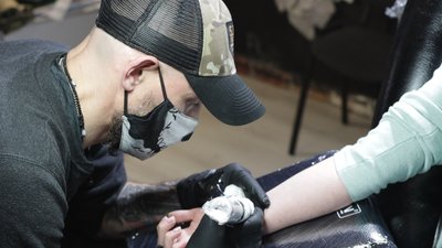 Ветеран російсько-української війни відкрив тату-салон у Тернополі Ветеран російсько-української війни відкрив тату-салон у Тернополі