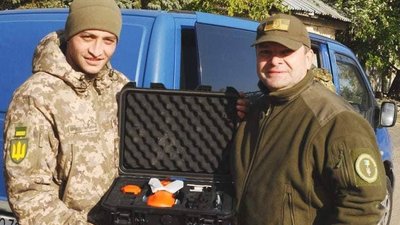 Волонтер Володимир Голоднюк і боєць