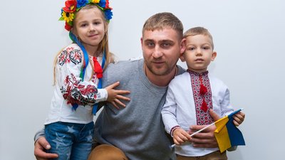 У Житомирі покажуть фотовиставку зі світлинами батьків і дітей загиблих героїв У Житомирі покажуть фотовиставку зі світлинами батьків і дітей загиблих героїв
