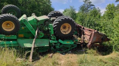 У полі на Харківщині перекинувся комбайн: водій загинув