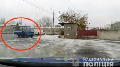 В Одеській області зі стріляниною затримували чоловіка, який хуліганив на пошті В Одеській області зі стріляниною затримували чоловіка, який хуліганив на пошті
