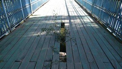 У соцмережах виставили фото дірявого мосту у Рівному. Балансоутримувач відреагував У соцмережах виставили фото дірявого мосту у Рівному. Балансоутримувач відреагував