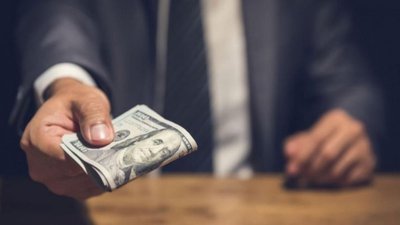 Після визнання винними у справі про хабар двох адвокатів з Одещини відпустили на волю