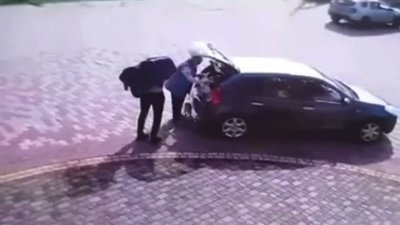 Скріншот з відео, де видно, як нардеп із дружино, начебто крадуть собаку
