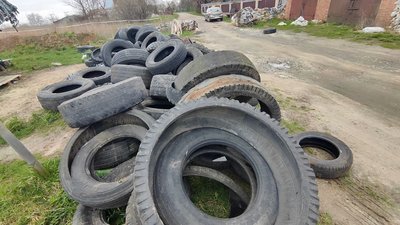 Дорожники попросили вибачення за скинуті шини на вулиці Гущанській у Луцьку Дорожники попросили вибачення за скинуті шини на вулиці Гущанській у Луцьку