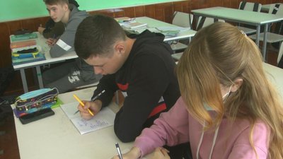 На Хмельниччині, після виходу області з "червоної зони", школярі повернулися за парти