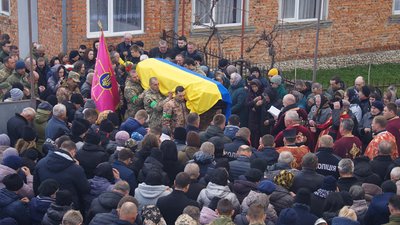 На Тернопільщині попрощались з військовослужбовцем Романом Леськівим На Тернопільщині попрощались з військовослужбовцем Романом Леськівим