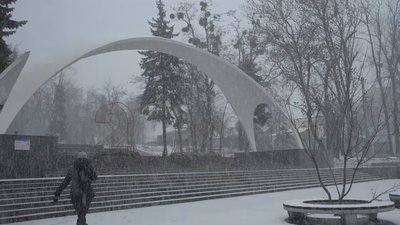 Посипають дороги, тротуари та зупинки. Комунальники ліквідовують наслідки негоди у Вінниці Посипають дороги, тротуари та зупинки. Комунальники ліквідовують наслідки негоди у Вінниці