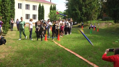 Діти метають списом Діти метають списом