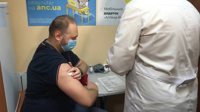 У київських аптеках почали робити щеплення від грипу У київських аптеках почали робити щеплення від грипу