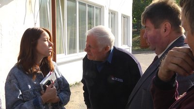 Жителі громади розмовляють зі спеціалісткою з юридичних питань сільської ради та помічником народного депутата, до якого звернулись по допомогу, 3 жовтня 2023. Фото: Суспільне Хмельницький
