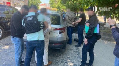 На хабарі в 180 тисяч в Ужгороді ДБР затримало податківців На хабарі в 180 тисяч в Ужгороді ДБР затримало податківців