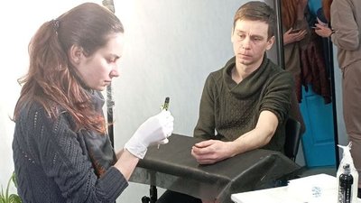 Дніпропетровщина: подружжя волонтерів зробили парне татуювання із цитатою про російський корабль Дніпропетровщина: подружжя волонтерів зробили парне татуювання із цитатою про російський корабль