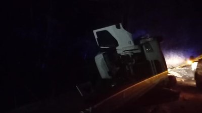 На Львівщині перекинулась вантажівка, яка перевозила бітумну емульсію На Львівщині перекинулась вантажівка, яка перевозила бітумну емульсію