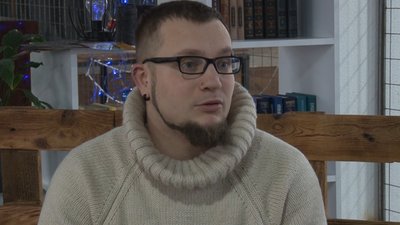Черкащанин грає на 15 музичних інструментах Черкащанин грає на 15 музичних інструментах