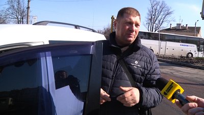 У Житомирі розпочали латати ями на дорогах. Як це відбувається У Житомирі розпочали латати ями на дорогах. Як це відбувається