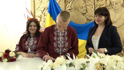 "Він – усе моє життя": у Черкасах одружився військовий, що вирушає на фронт "Він – усе моє життя": у Черкасах одружився військовий, що вирушає на фронт