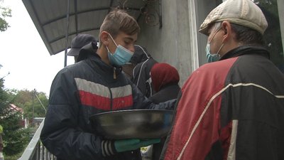 У Тернополі школярі роздавали кекси відвідувачам благодійної їдальні У Тернополі школярі роздавали кекси відвідувачам благодійної їдальні