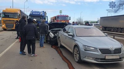 В Одесі зіткнулися вантажівка та два легкових авто. Троє людей травмувалися