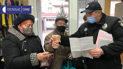 У Сумах перевіряли справжність сертифікатів вакцинації у працівників магазину та кафе У Сумах перевіряли справжність сертифікатів вакцинації у працівників магазину та кафе