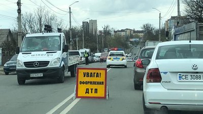 У Чернівцях на вулиці Винниченка ускладнення в русі через аварію