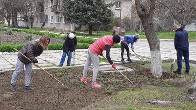 Жителі Голої Пристані зібрались на загальноміський суботник Жителі Голої Пристані зібрались на загальноміський суботник