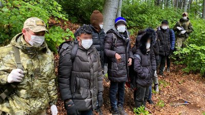 Від іноземців у багажнику, до стрілянини на кордоні: як на Закарпатті заробляють на нелегалах Від іноземців у багажнику, до стрілянини на кордоні: як на Закарпатті заробляють на нелегалах