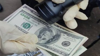 Митників Одеського аеропорту підозрюють у системному вимаганні хабарів Митників Одеського аеропорту підозрюють у системному вимаганні хабарів