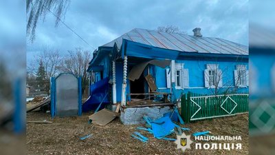 Пошкоджений будинок у Семенівці на Чернігівщині Пошкоджений будинок у Семенівці на Чернігівщині