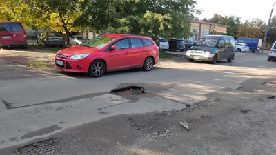 Вимірюють ями та нахили: на Волині обстежують стан доріг