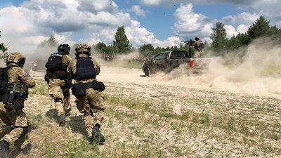 На Рівненщині поліцейські відпрацювали протидію умовним ДРГ та здійснили марш-кидок на 15 км
