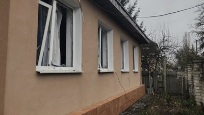Будинок, який зазнав пошкоджень внаслідок влучання російської ракети в Чугуєві, Харківська область, 16 листопада 2023 року