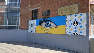 "Подумаю, що не дарма я прожив це життя": художник з Харківщини розмальовує стіни ліцею у Полтаві "Подумаю, що не дарма я прожив це життя": художник з Харківщини розмальовує стіни ліцею у Полтаві