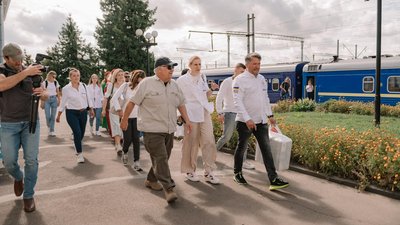 Мільярдер Говард Баффет відвідав Рівненщину та взяв участь в обжинках. Чим він допомагає Україні Мільярдер Говард Баффет відвідав Рівненщину та взяв участь в обжинках. Чим він допомагає Україні