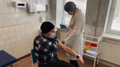 12 людей вакцинували бустерною дозою проти COVID-19 у селі на Черкащині