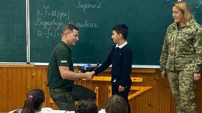 дрон, за тата, школяр передав дрон, тернопіль