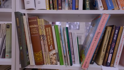 Волонтери передали кілька сотен книг розбомбленій бібліотеці у Чернігові Волонтери передали кілька сотен книг розбомбленій бібліотеці у Чернігові