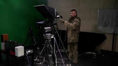 Костянтин Сіліченко, оператор Суспільне Чернігів біля камери Костянтин Сіліченко, оператор Суспільне Чернігів біля камери